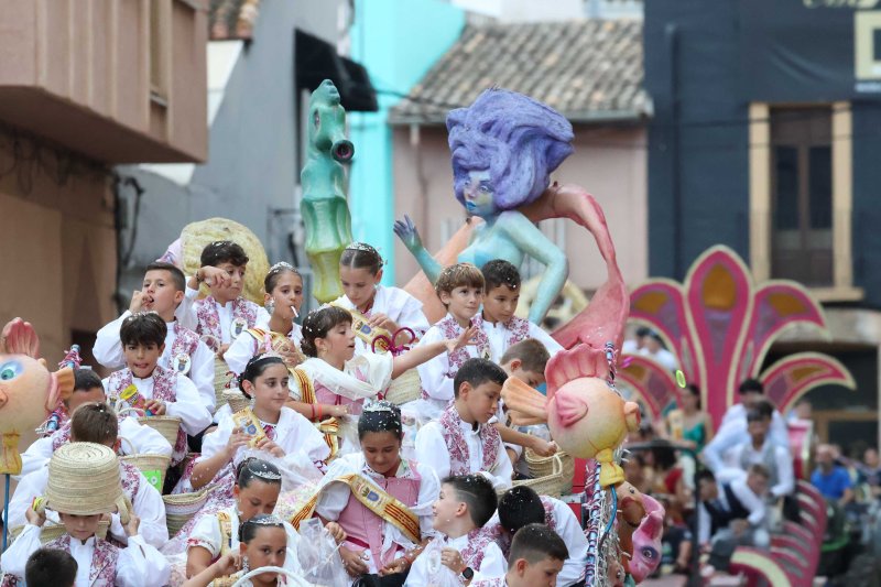 Les carrosses de Gata omplin el recorregut d’enginy, confeti,… i crítiques per l’entrada de bous “sorpresa” Les carrosses de Gata omplin el recorregut d’enginy, confeti,… i crítiques per l’entrada de bous “sorpresa”